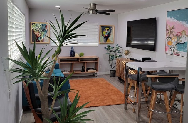 Uptown Whittier Stylish 1B 1BA sleeps 4