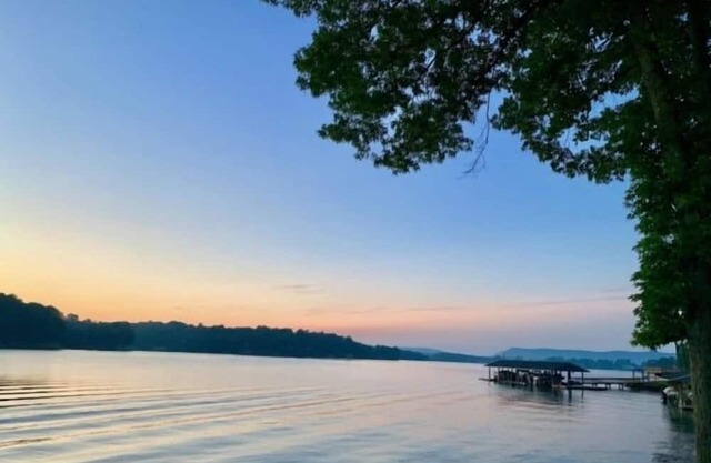 Shorely Heaven: WiFi, Disney+, Amazon Prime, YouTubeTV, (2) Kayaks Wide Water Lake Views