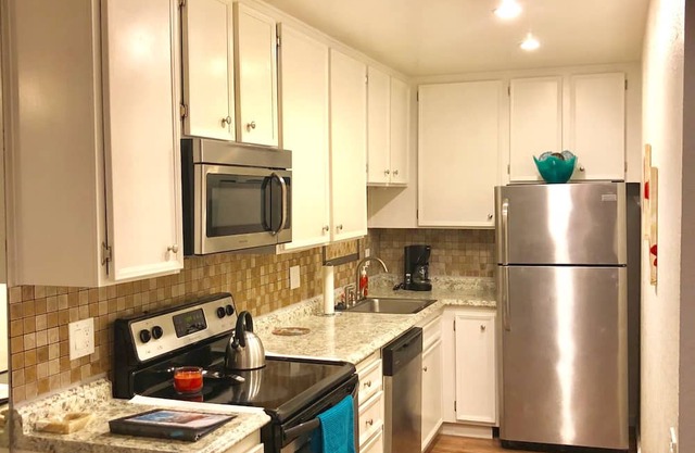 Minutes from downtown Palm Springs. 1 bedroom 1 bath upgraded condo. 5 pools