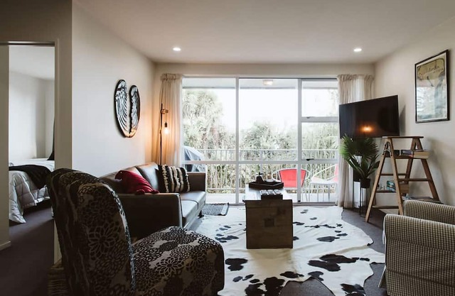 THE LOFT NO3 CONVENIENT IN STRANDON