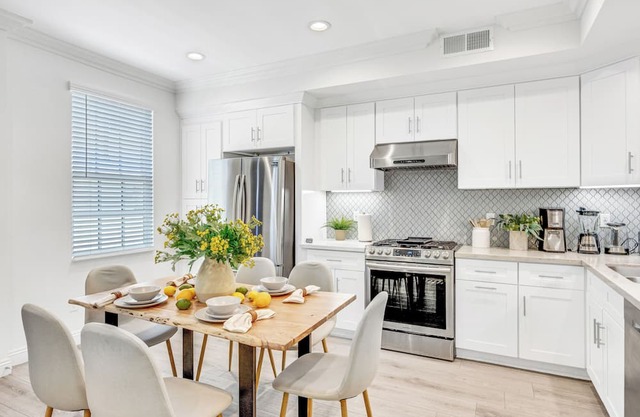 Elegant Charming Pasadena Townhouse in Prime Spot!