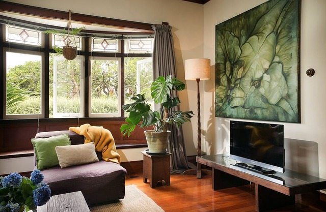 Charming artist bungalow with tropical garden