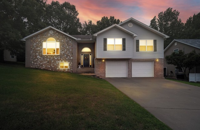 Spacious charming 5-bedroom 3 bath house in Neosho with game area