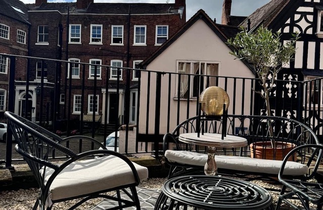 Luxurious Two Bedroom Towncentre Located Apartment