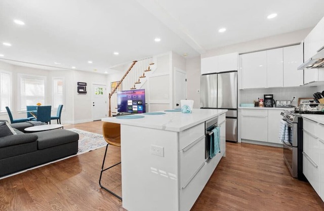 Luxe 3BD 2BA apt close to Downtown w Free Parking!