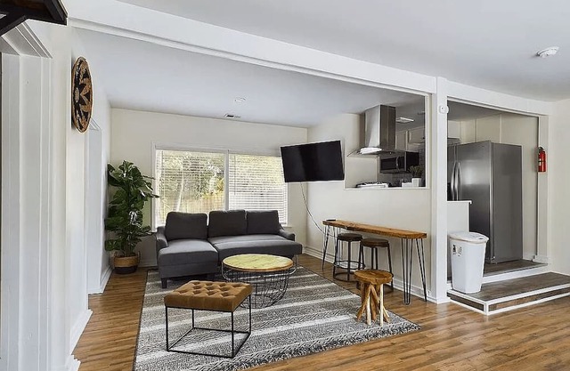 Elegant apartment in historic Rosewood. 10 minutes from Downtown Columbia.