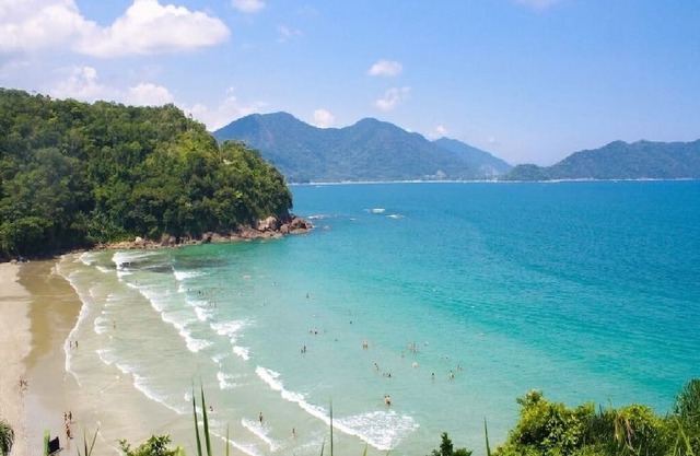 Next to lush nature, suite with TV, kitchen, wifi, barbecue, and garage