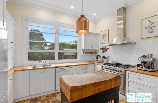 Charming 4-Bedroom Property with Pool in Tamworth