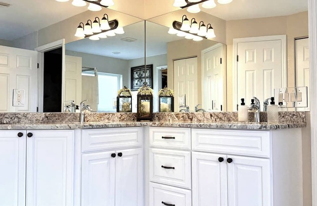 SECLUDED LAKE FRONT RETREAT ON 6 acres. Close to Theme Parks. Pet Friendly!