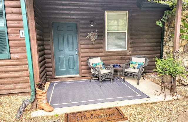 Charming 1-bedroom Cottage overlooking the #16 Fairway and stocked fishing pond!