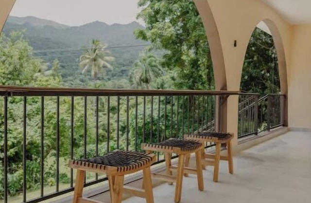 Hacienda de Claire 2- Mountain and Beach Home