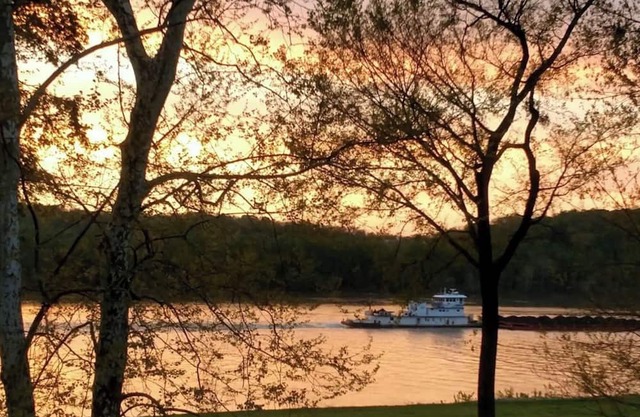 3-bedroom riverfront townhome in fabulous Prospect with WiFi, AC, Pet Friendly.