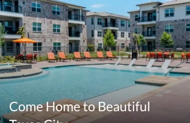 The LagoonSide LoungeAway w/Pool/Parking/WiFi Pkg