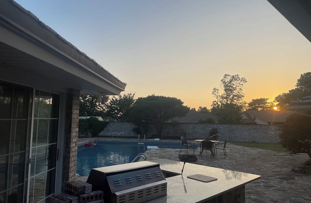 Spacious private 4-bedroom house with pool, sauna, WiFi and fitness room