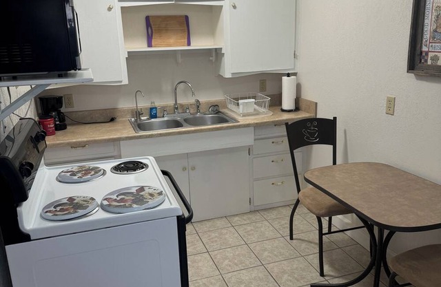 Charming 1-bedroom apartment with WiFi & AC close to downtown Midland.