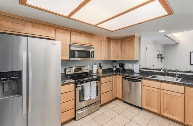 Charming 2-bedroom condo close to river walk, hospitals, and university.
