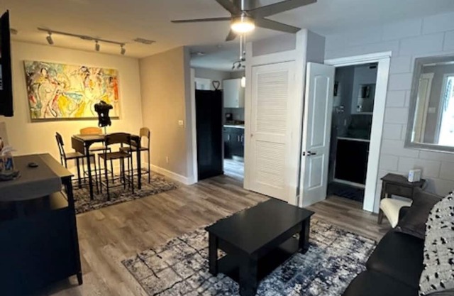 Short-Term Cozy Bungalow in Downtown Orlando Near Hospitals and Business Core