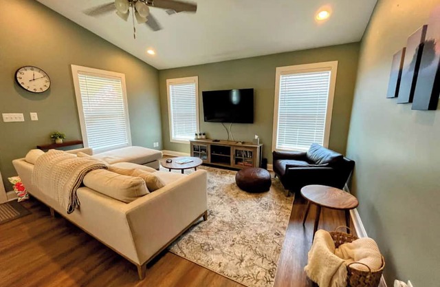 Downtown Landrum Cute 2/2 Cottage