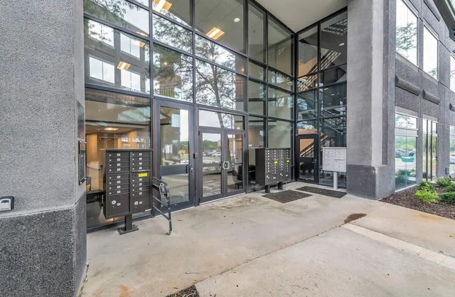 Contemporary Loft Close to Airport Fast Wi-Fi