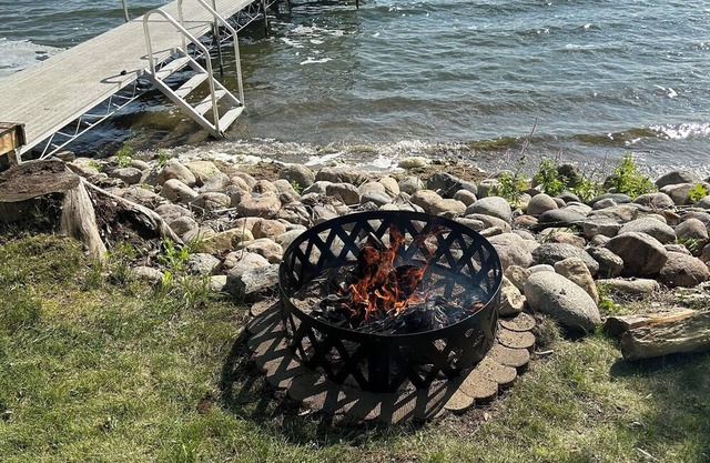 Cozy, pet friendly 2-bedroom cabin on beautiful lake Amelia.