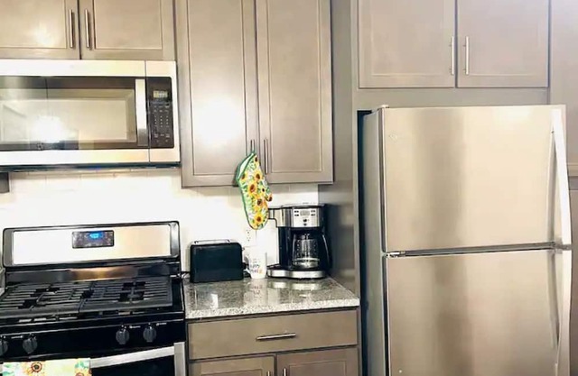 The Lakeside Layover w/Pool/Parking/WiFi Pkg