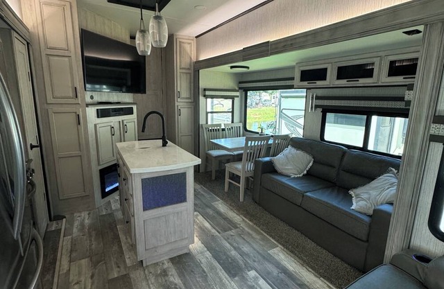 Water Front Lake Conroe Camping in Style 2 bedroom 2 bath