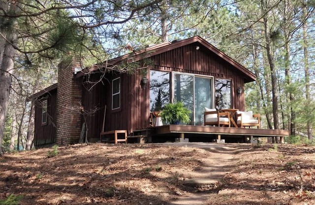 Tranquil Cabin Retreat in Serene Danbury – Modern Comforts Amidst Nature’s Charm