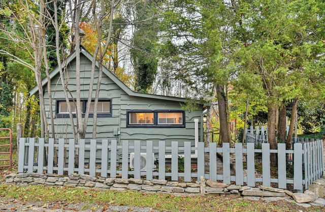 Cozy mountain cottage with screen porch & dog-friendly fenced yard