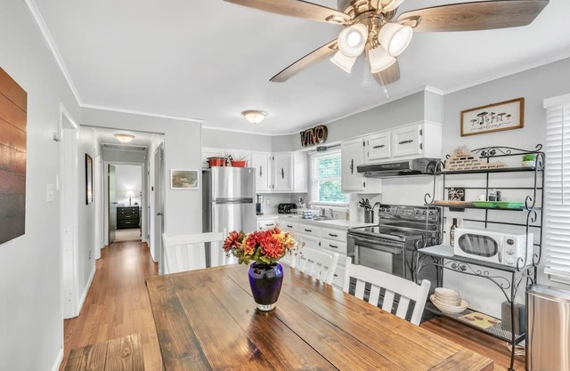 NEW LISTING! Hill House Cottage (3-Bedroom) - Pets Allowed by RedAwning