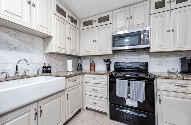 7BD/5B | Slps20| SportsCourt| HeatedPool/Spa|3King