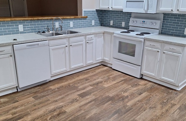 3/2 House with large private yard.