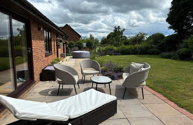 Beautiful bungalow with a sauna, hot tub and games, close to town and walks