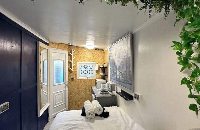 llyffant, small & stylish Double en-suite kitchenette. 16 minutes walk WMC