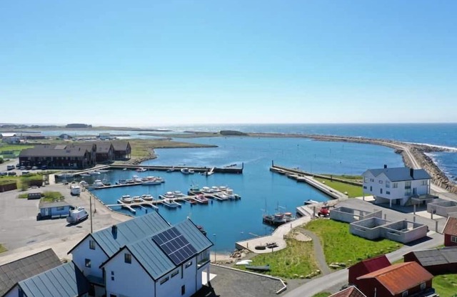 Holiday home 'Miranda', in Borhaug Borshavn, Listaland, South-Norway - Vestagder, great house with good facilities at the boat harbor, up to 9 persons, 5 bedrooms, 2 bathrooms with shower and WC, fireplace, winter garden, boat mooring, WLAN Intern.