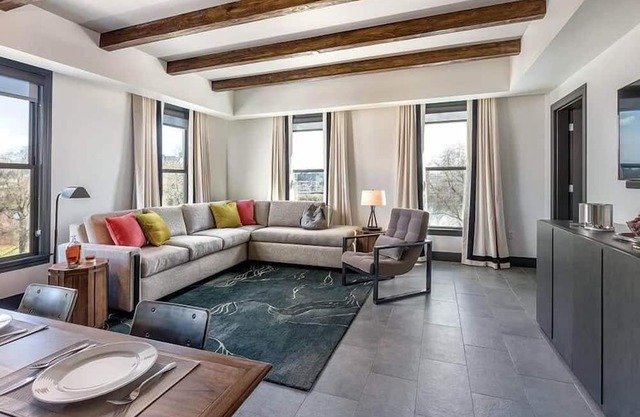 2br Presidential Condo in Waterfront District!