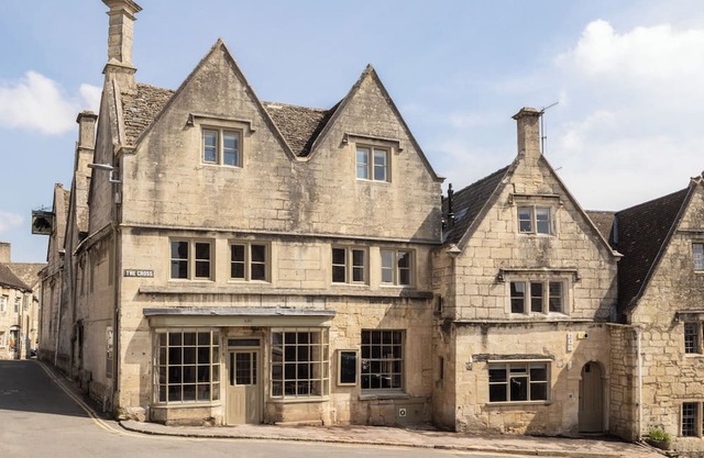This house is a 5 bedroom(s), 5 bathrooms, located in Cotswolds, .