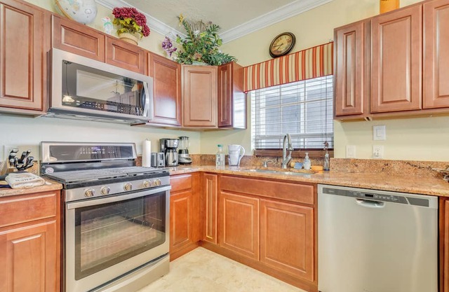 Titusville Escape w/Home Gym + Pickleball Court!