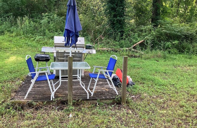 Rustic 2-bedroom campsite in lovely Hayesville with WiFi