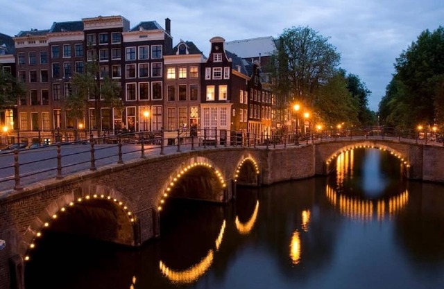 Located in the heart of the 9 Straatjes and located right on the canals!