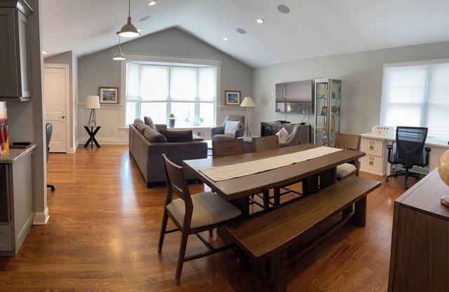 Modern Beauty- 3BR/2BA Apt. 10 miles from NYC. Natural Gas Grill & Fire Pit.