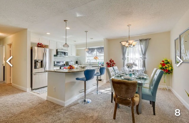 Pet friendly Spacious 5-bedroom house inFort Washington with free parking , WiFi