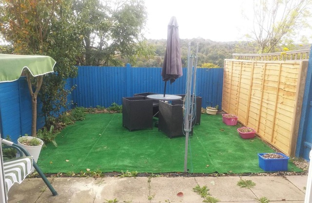 Double bedroom located in a quiet place walking distance to seaside and town