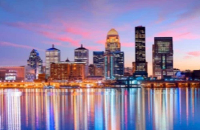 Easy Walk to Expo Center & KY Kingdom ~ Airport 1 mi ~ Bourbon Tour ~ Sleeps 10