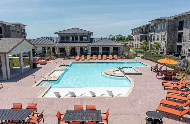 Seaside Serenity near Galveston with pool & Parking