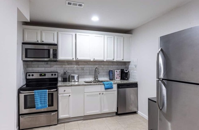 Luxurious Suite with 5-Star Amenities and Prime Location!