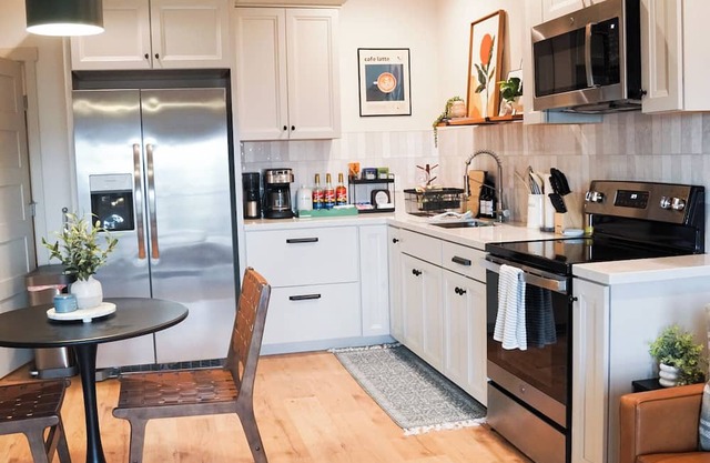 Modern Guest Suite w/Panoramic Water and Mountain Views, Walk-in Shower and Tub