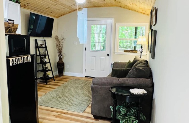Unit 4 LODGE Secluded Woodsy Lodge Retreat with Modern Comforts Near Frankenmuth