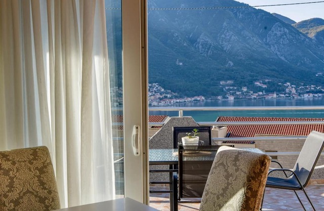 Sea View Vacation Flat w Balcony in Kotor