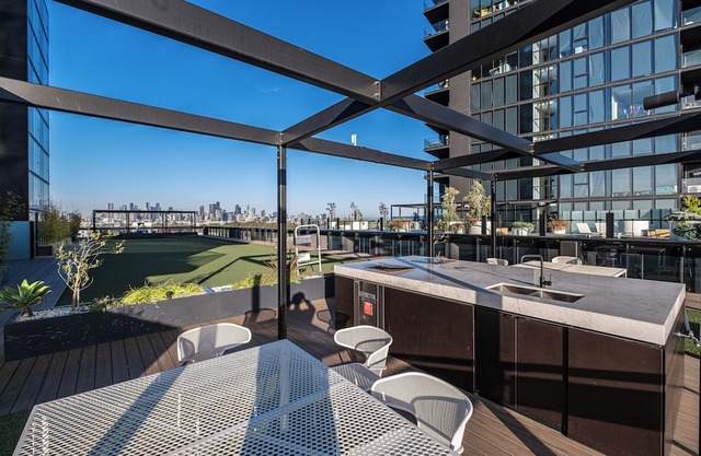 This apartment is a 2 bedroom(s), 2 bathrooms, located in Footscray, VIC.