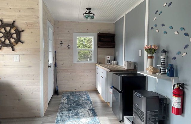 Dry cabin and 2 horse stalls, ride your horse on the Beach in Homer.